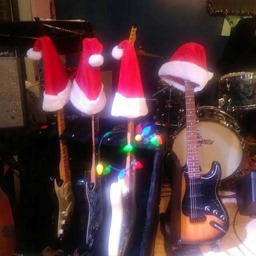 guitars_with_santa_hats_2884.jpg